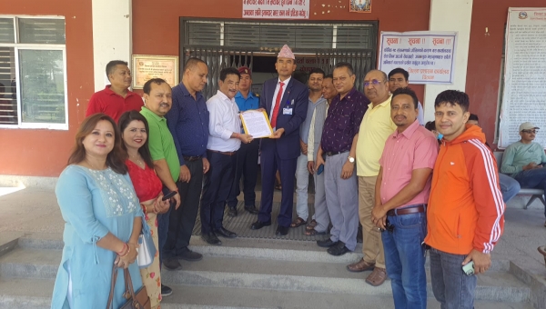बैंक तथा वित्तिय संस्थाको चर्को ब्याजदरका विरुद्ध उवासंघ–चितवनले बुझायो ज्ञापन पत्र ।